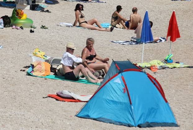 Brodarica: Turisti osvježenje od vrućine pronašli na plaži Rezalište