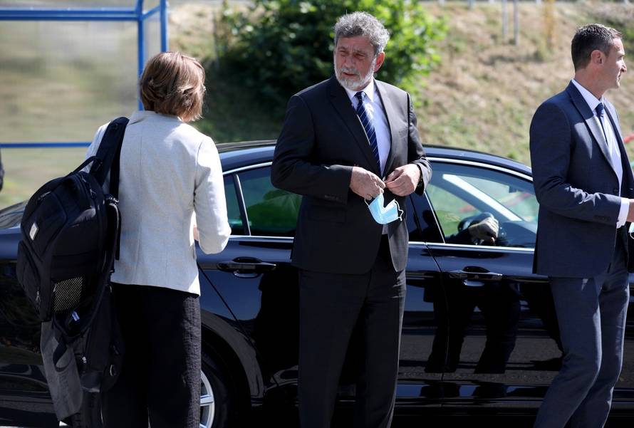 Ministar Fuchs došao dati podršku ravnatelju škole u Krapinskim Toplicama