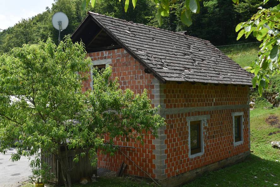 U nevremenu u mjestu Ribnik uništeno 238 kuća