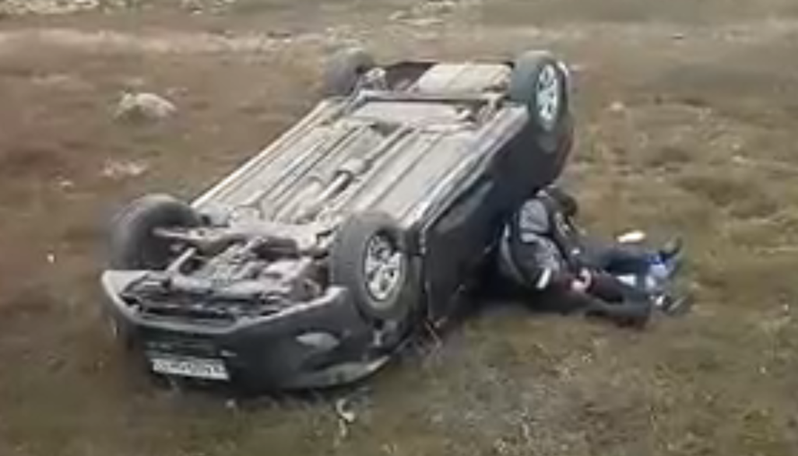 Auto im završio na krovu, oni umjesto policije prizvali votku