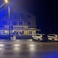 U&Zcaron;AS KRAJ DUGOG SELA  Pucao u kafi&cacute;u, jedan metak pogodio je mladi&cacute;a. Napada&ccaron; htio pobje&cacute;i