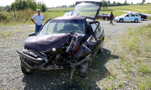 Vatrogasci rezali auto da dođu do vozača koji se bori za život