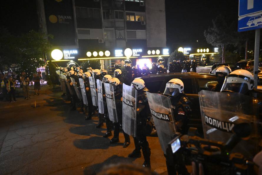 Policija i vojska suzavcima rastjerala okupljene prosvjednike u Novom Beogradu