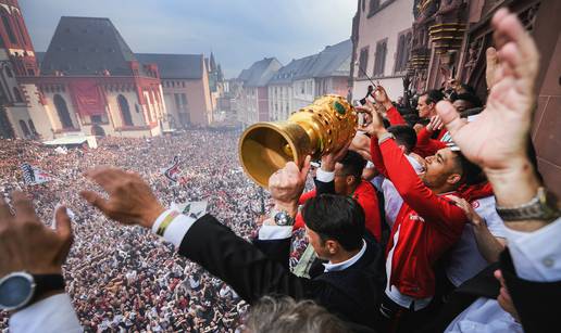 Frankfurt je gorio! 60.000 ljudi slavilo kup, Kovač se oprostio...