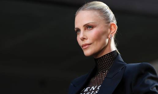 Hlače? Ma kakve hlače! Charlize Theron pokazala vitku figuru na premijeri, evo u čemu je došla
