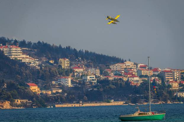 Pogled na izgoreni dio Omiša promatran  sa ušća  rijeke Cetine