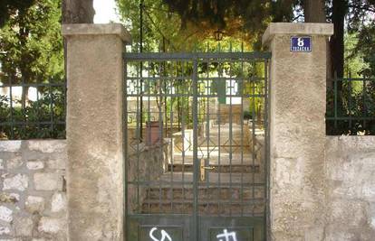 Zadar: Na vratima crkve osvanuli ustaški grafiti 