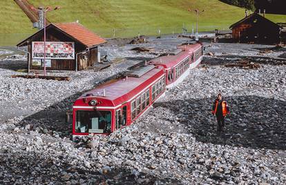 FOTO Strašne scene iz Austrije: Odron blata zatrpao je vlak