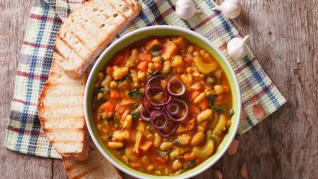 Minestrone juha je savršena za ljeto, a priprema je jednostavna