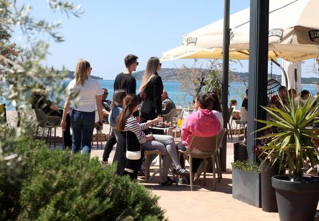 Brodarica: Sun?an dan za ugodna druženja i sun?anja na Rezalištu