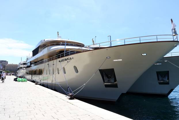 Šibenik: Kruzeri i turisti okupirali šibensku rivu