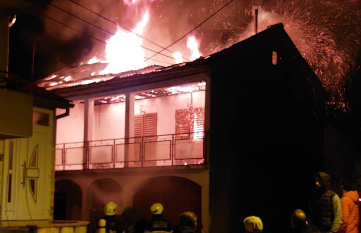 Požar u Sukošanu: Izgorjela kuća blizu škole, vatru gasilo 15 vatrogasaca,  nema ozlijeđenih