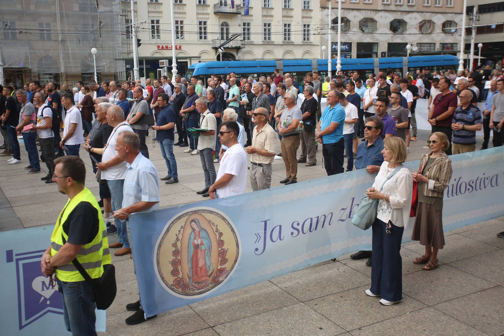 Zagreb: Muškarci na molitvi krunice na Trgu bana Jelačića