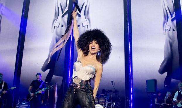 FOTO U prozirnoj mini haljini Seve pozirala pored pisoara i svima poručila: Nije krivi WC