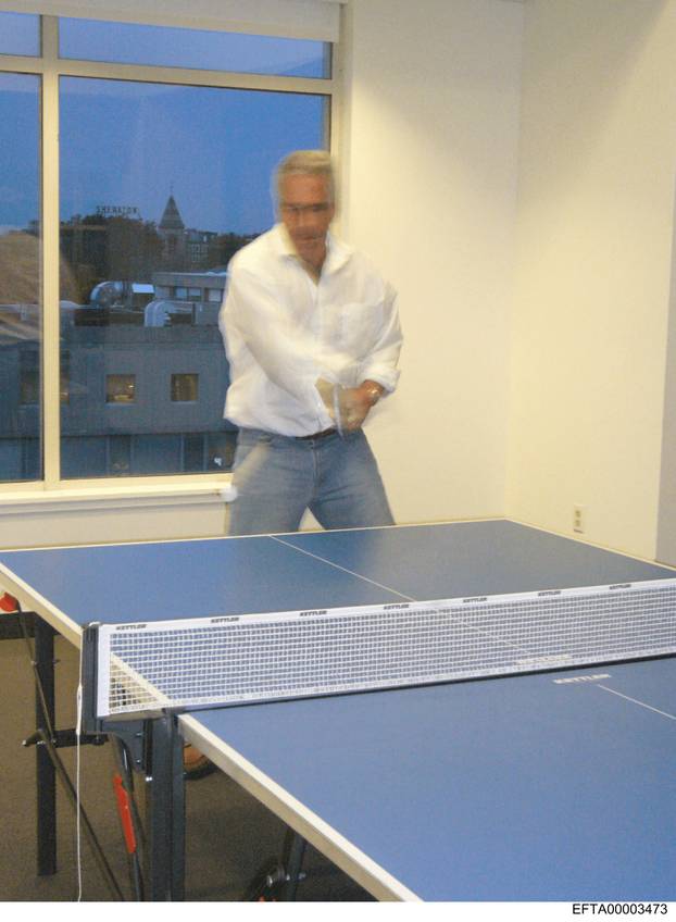 FOTO Ovo su dosad neviđene fotografije iz Epsteinovih spisa