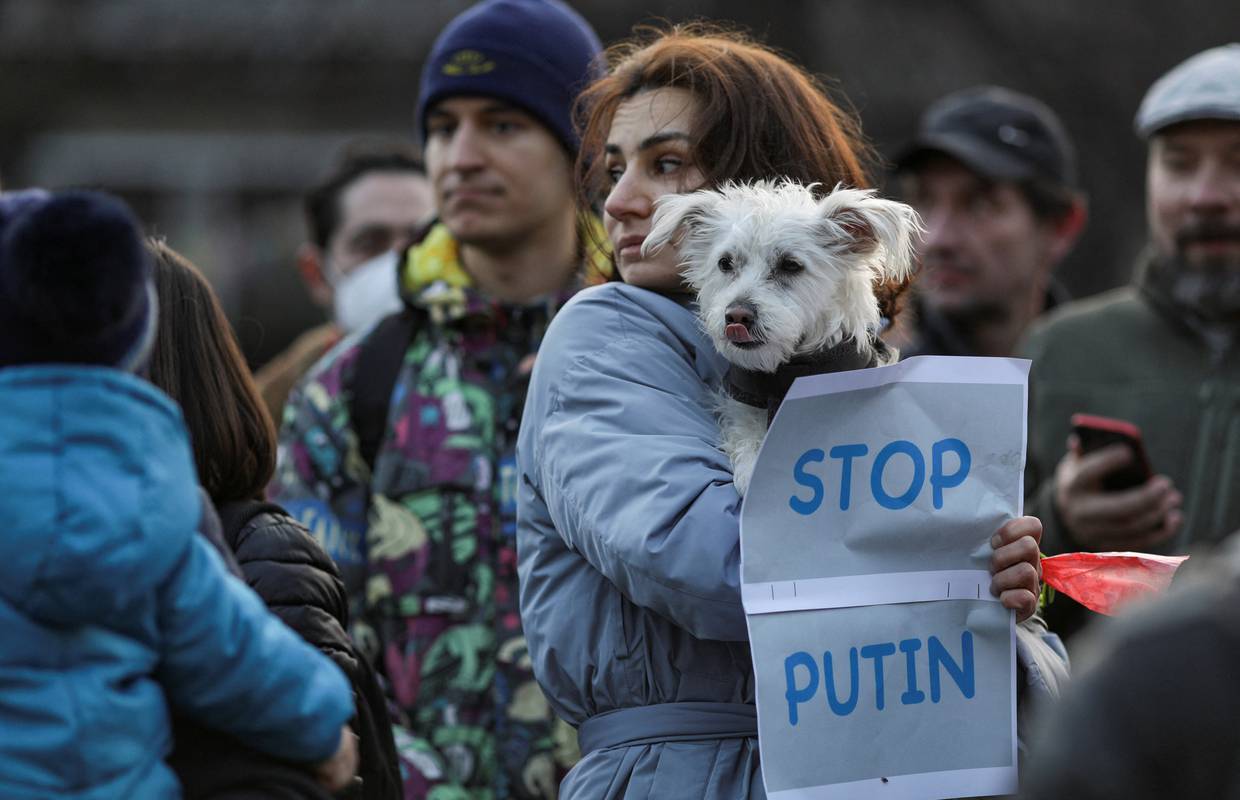 Više od 800 uhićenih na novim prosvjedima u Rusiji protiv rata