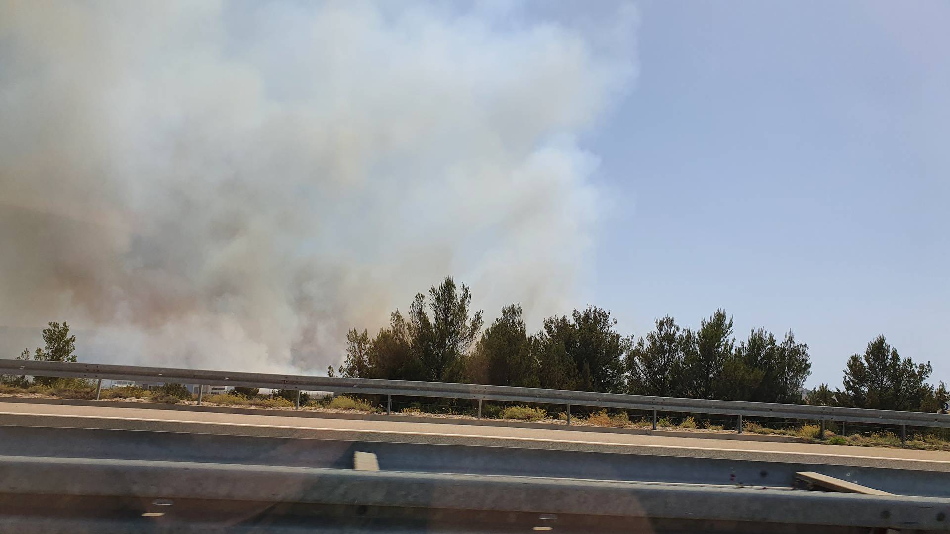 VIDEO Opet gori kod Šibenika: Više od 40 vatrogasaca gasi požar, pomažu im dva kanadera