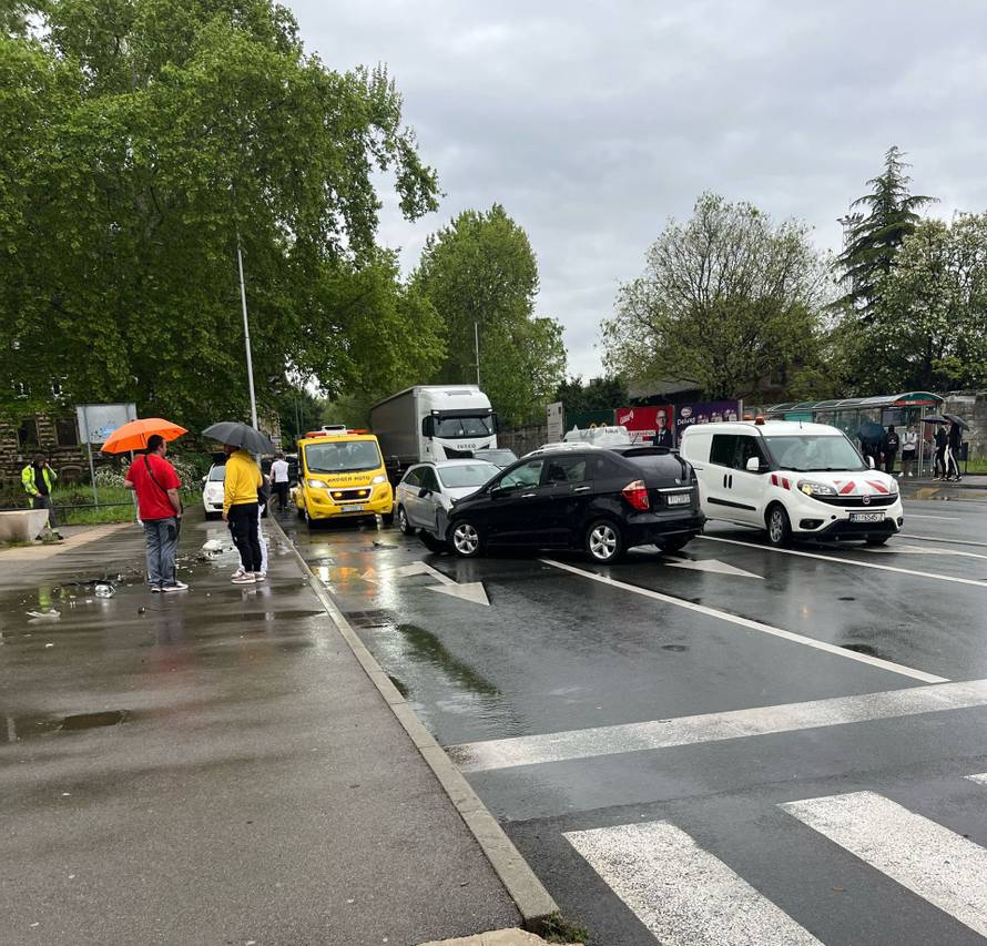 FOTO Sudar u Rijeci: 'Automobil je proklizao i zabio se u drugo vozilo. Čuo se glasan udarac...'