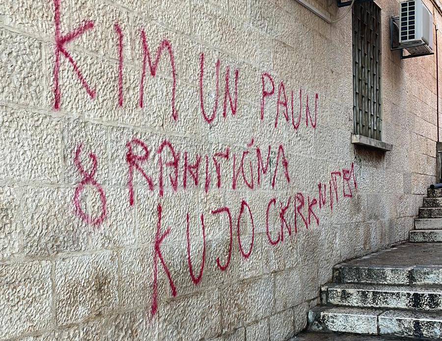 FOTO Vandalizam u Makarskoj: Netko je ispisao zidove i nacrtao kukasti križ za gradonačelnika