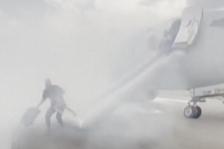 Denver: Putnici evakuirani iz aviona u plamenu