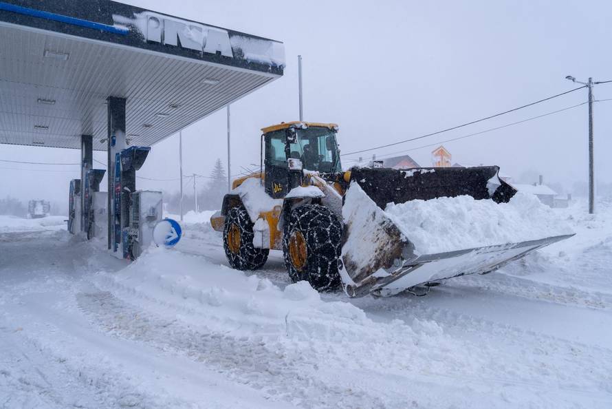 Korenica: Jako snježno nevrijeme stvorilo velike probleme u prometu