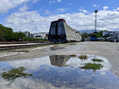 FOTO Zaboravljen i prešaran: Ovaj vlak je kulturno dobro Hrvatske, propada u Splitu...