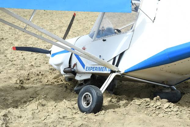 Srušio se mali avion kod Siska, pilot prošao bez ozljeda