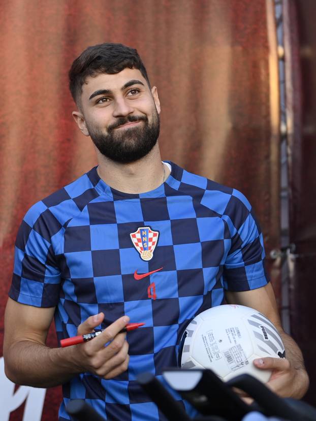 Međusobni okršaj zvijezda Vatrenih u uličnom nogometu održan je u Zagrebu