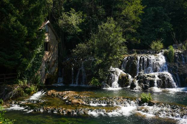 Martin Brod, slikovito naselje smješteno na ušću rijeke Unac u Unu