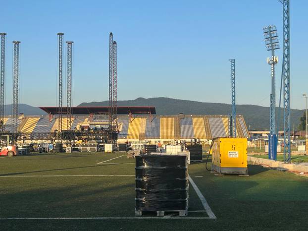 FOTO Evo kako teku pripreme za koncert Thompsona u Zaprešiću: Stigla oprema, slažu pozornicu