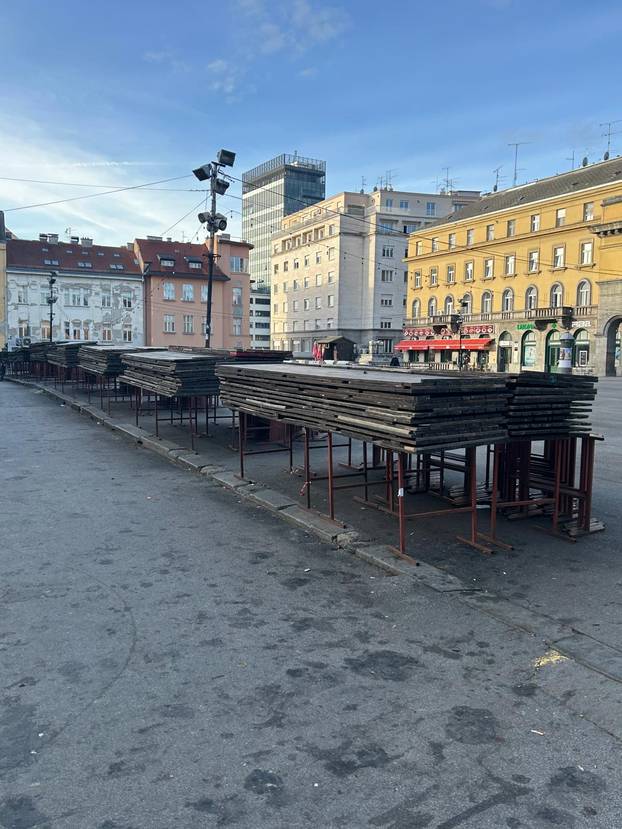 FOTO Dolac izgleda sablasno: S platoa su maknuli sve štandove