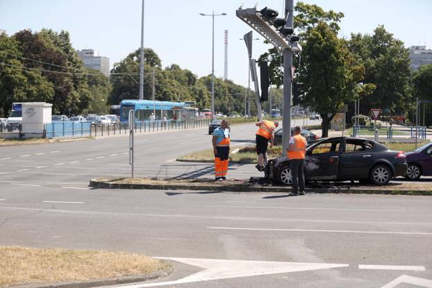 Buknuo automobil u Novom Zagrebu na raskrižju, zapalio se i semafor