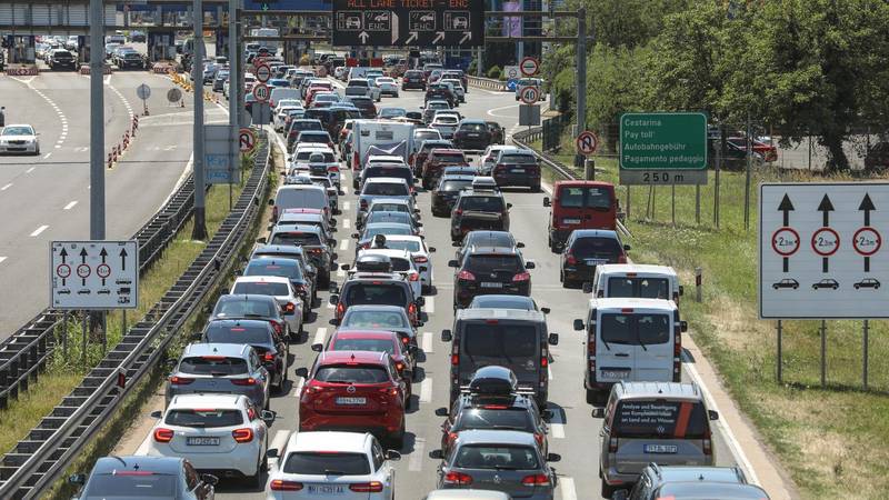 Kilometarske kolone su prema moru, HAK upozorava vozače na strpljenje kroz cijelu subotu