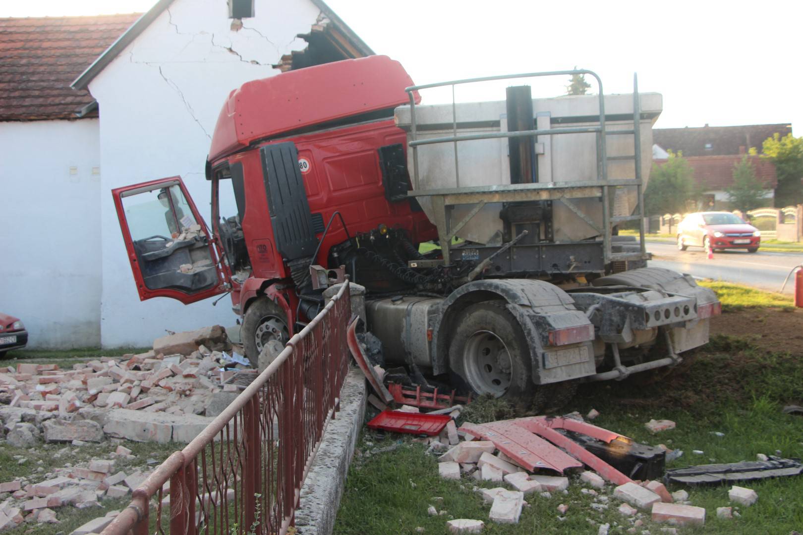 'Zaspala sam u kuhinji i ostala živa': Kamion joj srušio kuću