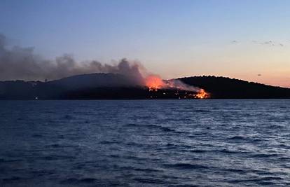 Požar kod Milne na Braču hara već četiri dana: Muči ih vjetar