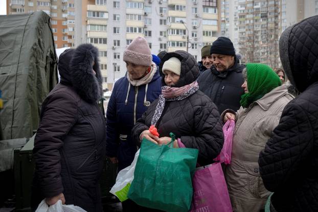 Residents cope with electricity and heating outages following Russian attacks on Ukraine’s infrastructure in Kyiv