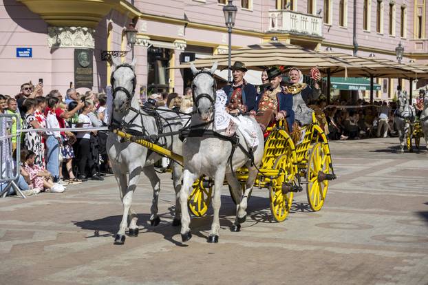 Vinkovci: Svečani mimohod sudionika 60. Vinkovačkih jeseni