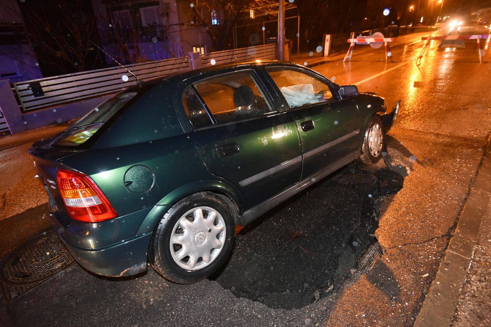 Ispod auta otvorila se cesta - vozača odvela Hitna pomoć