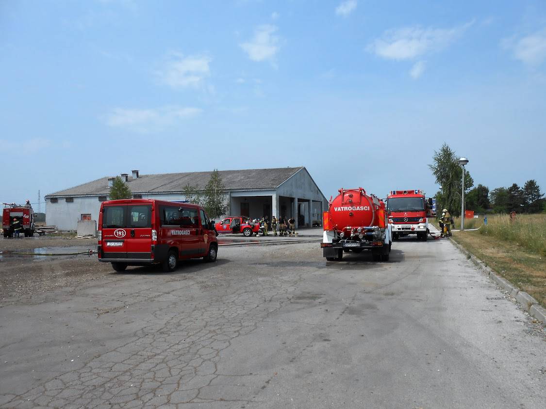 Vatrogasci brzo reagirali: Vatru u tvrtki za otpad odmah ugasili