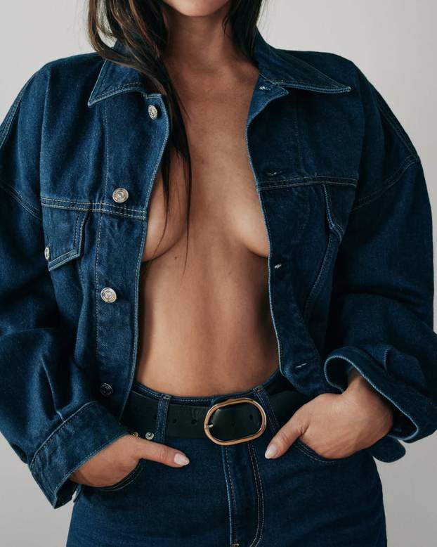 Dakota Johnson pozirala gotovo gola: Knjigom skrila intimne dijelove, pokazala tetovaže...