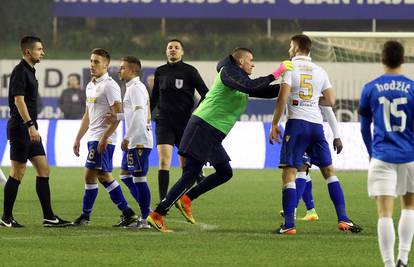 Hajdukov stoper zaletio se na suca, spriječili su ga suigrači!