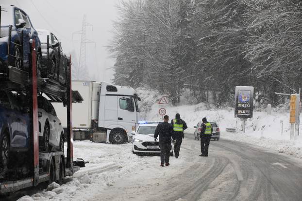 Delnice: Snijeg otežava promet kroz Gorski kotar