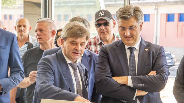 Premijer Plenković u društvu gradonačelnika Buzeta Damira Kajina obišao je  Istarski vodovod 