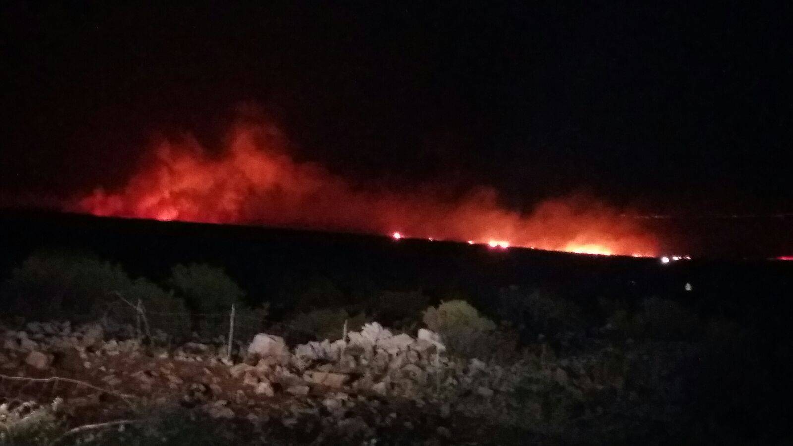 Kod Šibenika spasili kuće, gori kod Šestanovca, na Marjanu...