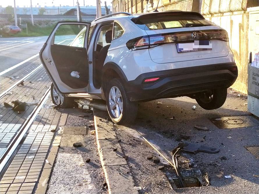 FOTO Kaos i ogromna gužva na Savskoj: Četvero ozlijeđenih u prometnoj nesreći u Zagrebu