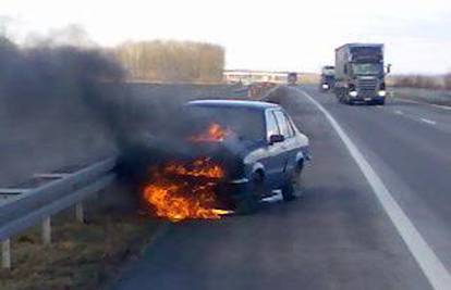 Zapalio se auto, a ostali vozači samo prolazili dalje