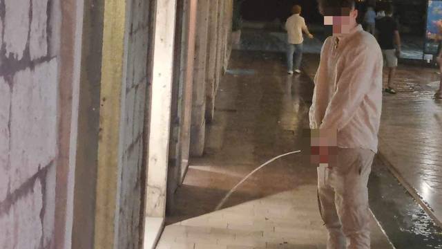 Objavili su fotku turista u Splitu kako urinira po izlogu dućana: 'Kao da je grad smrdljiva rupa!'