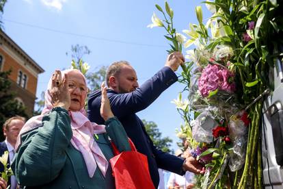 FOTO Obitelji ubijenih ispratile su u Sarajevu posmrtne ostatke 14 žrtava genocida u Srebrenici