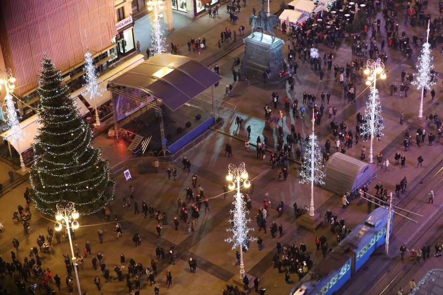 Počeo Advent u Zagrebu: Prva svijeća svijetli na glavnom trgu