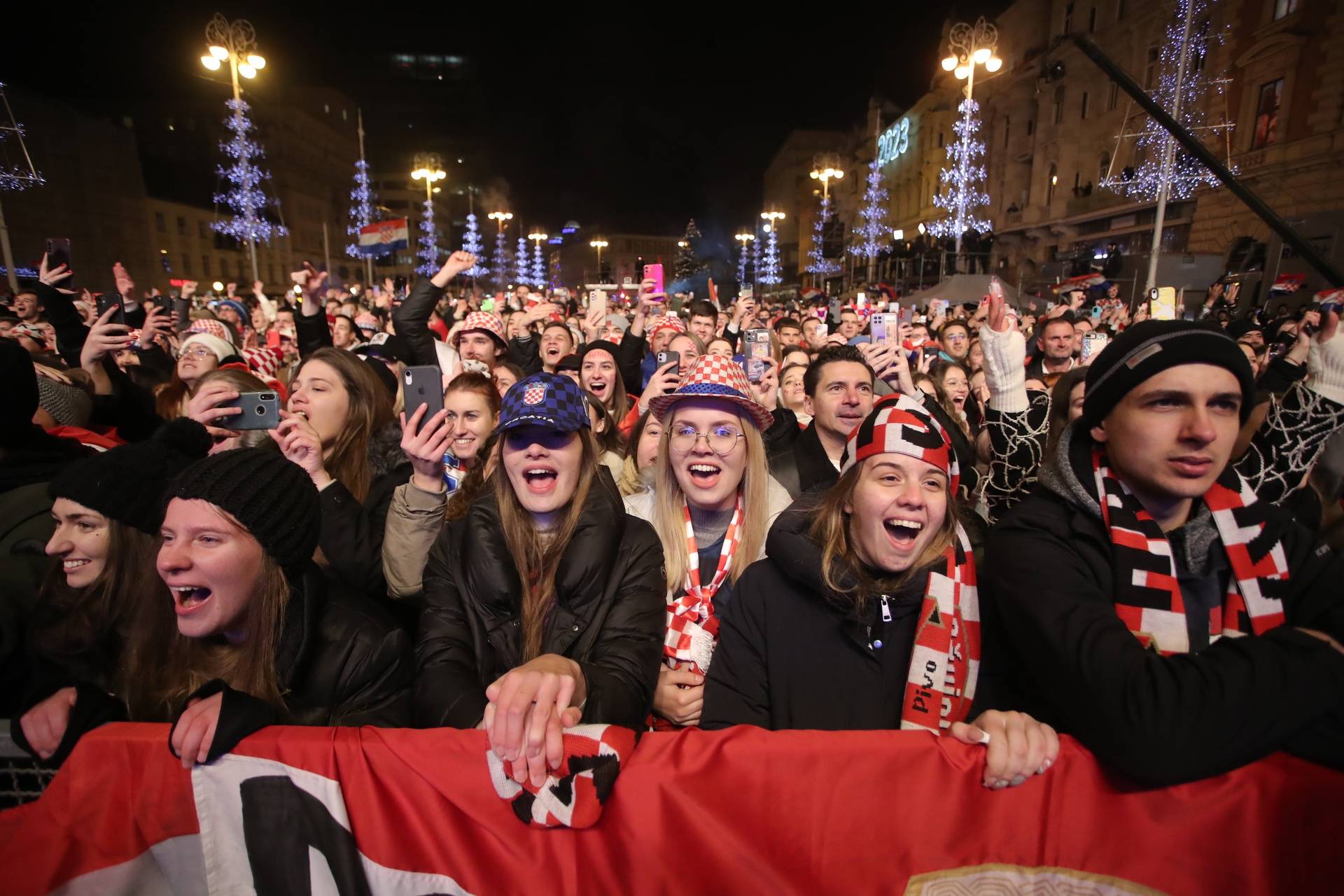 Prava ludnica vlada na Jelačićevom trgu, Vatreni krenuli prema Trgu